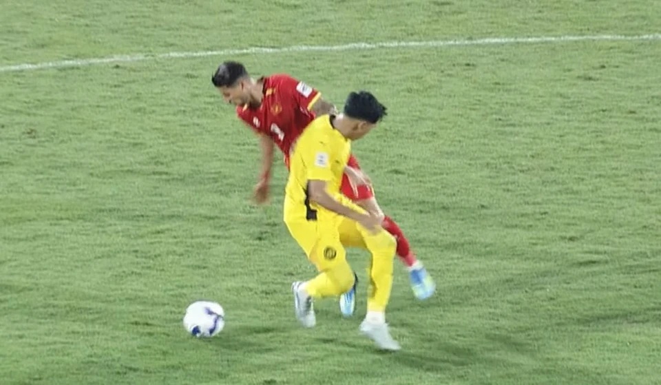 Pha xử lý nổi bật của Hoàng Hên.