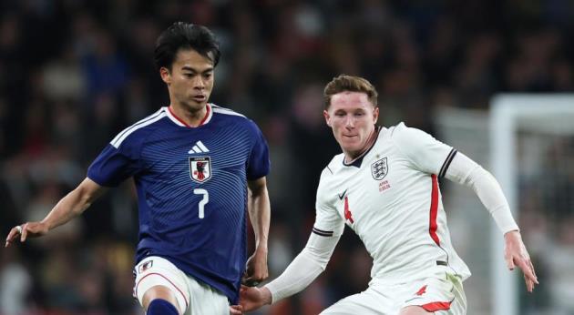 Mitoma đầy bản lĩnh trước các ngôi sao tuyển Anh.