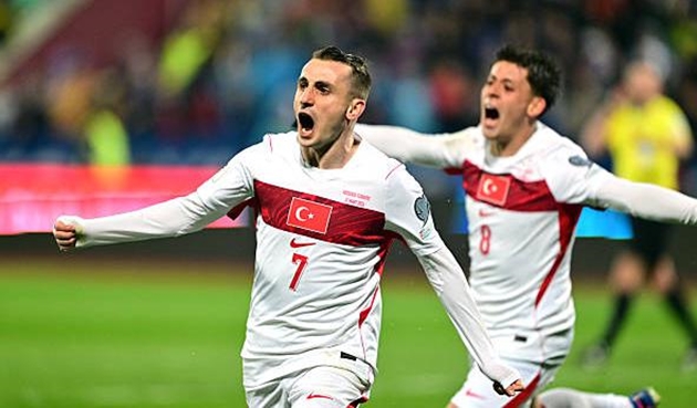 Kerem Akturkoglu gi&uacute;p Thổ Nhĩ Kỳ đ&aacute;nh bại Kosovo.