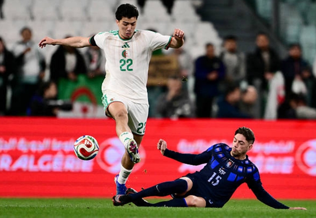 Valverde v&agrave; c&aacute;c đồng đội bất lực khi bị Algeria cầm h&ograve;a.