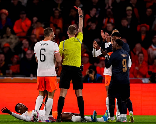 Thẻ đỏ từ sớm khiến thầy tr&ograve; Ronald Koeman rất vả.