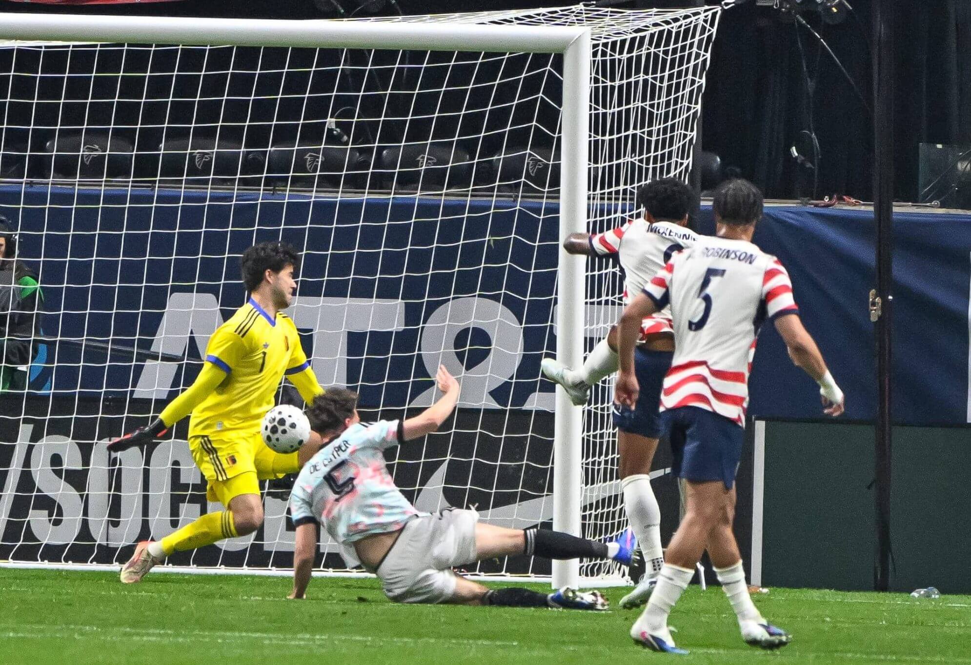 Anh cản ph&aacute; c&uacute; s&uacute;t của McKennie.