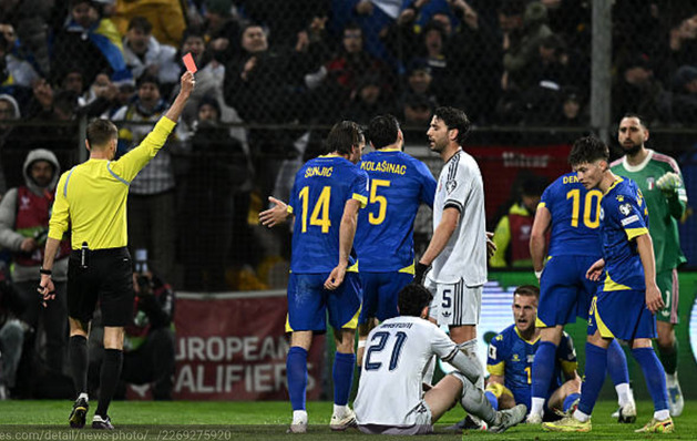 Ảnh bài viết Bastoni nhận thẻ đỏ vì xoạc sau, người Ý tan mộng World Cup