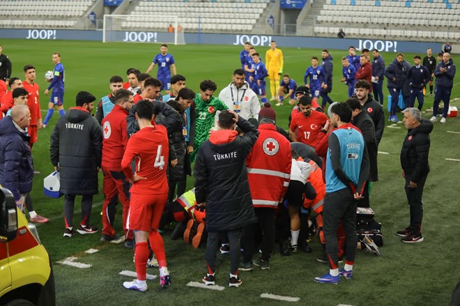 Ảnh bài viết HLV U21 Thổ Nhĩ Kỳ ngã đập đầu bất tỉnh ngay trên sân