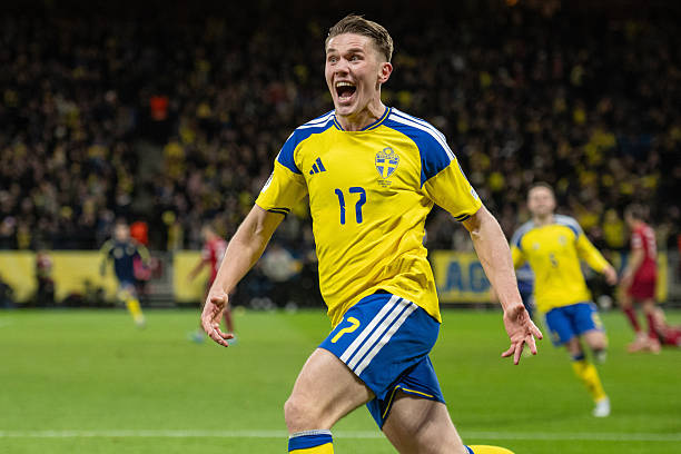 Gyokeres sắm vai người h&ugrave;ng của Thụy Điển. 