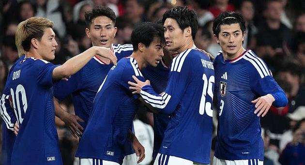 Ảnh bài viết Thắng tuyển Anh, CĐV Nhật Bản lại "ghi bàn" trên khán đài