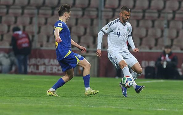 Leonardo Spinazzola c&ugrave;ng tuyển &Yacute; tiếp tục ngồi nh&agrave; xem World Cup.