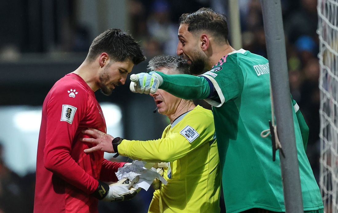 Gianluigi Donnarumma được cho l&agrave; đ&atilde; hủy tờ 'phao' của Nikola Vasilj.