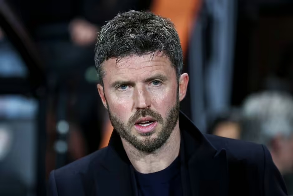 Michael Carrick được cho l&agrave; đ&atilde; cấm c&aacute;c quả n&eacute;m bi&ecirc;n d&agrave;i.