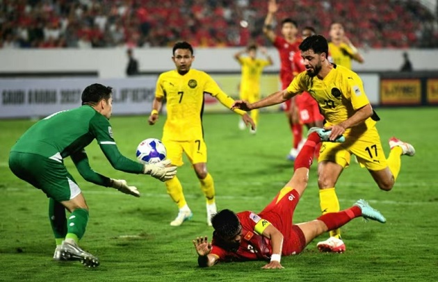 H&agrave;ng thủ Việt Nam chơi thiếu an to&agrave;n trong một số t&igrave;nh huống.