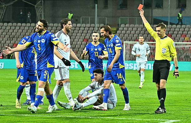 Tuyển &Yacute; đ&atilde; trở n&ecirc;n nh&uacute;t nh&aacute;t sau tấm thẻ đỏ.