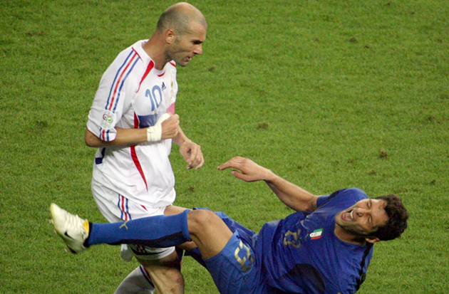 Pha b&oacute;ng Zidane h&uacute;c đầu v&agrave;o ngực Materazzi tại World Cup 2006.
