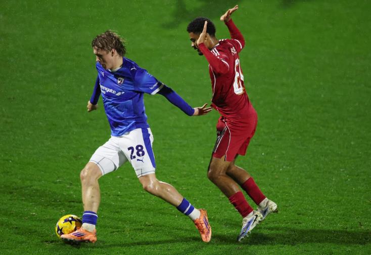 Kyle Kelly trong m&agrave;u &aacute;o U21 Liverpool tại Vertu Trophy năm 2025.