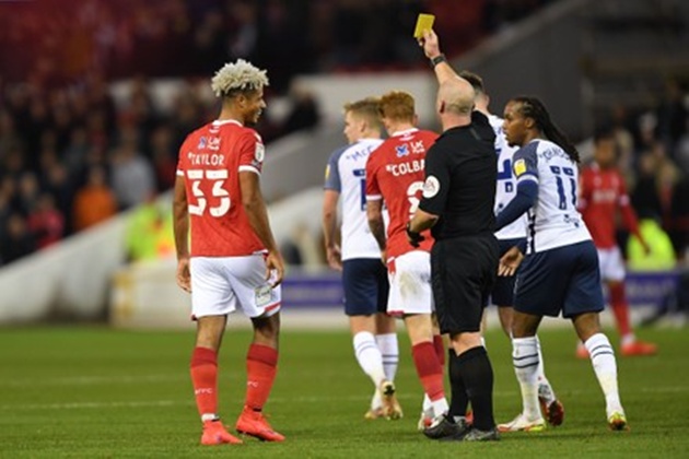 Cầu thủ c&oacute; thể bị truất quyền thi đấu nếu kh&ocirc;ng l&agrave;m chủ được h&agrave;nh vi của m&igrave;nh.