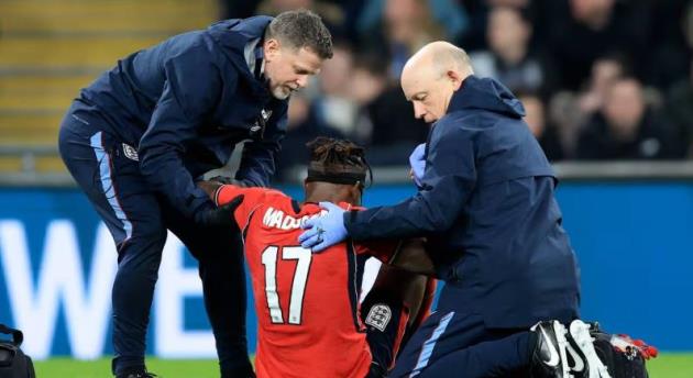 Madueke d&iacute;nh chấn thương khi l&ecirc;n tuyển.