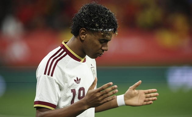 Yamal bức x&uacute;c v&igrave; bị ph&acirc;n biệt chủng tộc