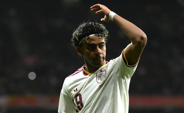 Yamal dũng cảm chỉ tr&iacute;ch những kẻ miệt thị