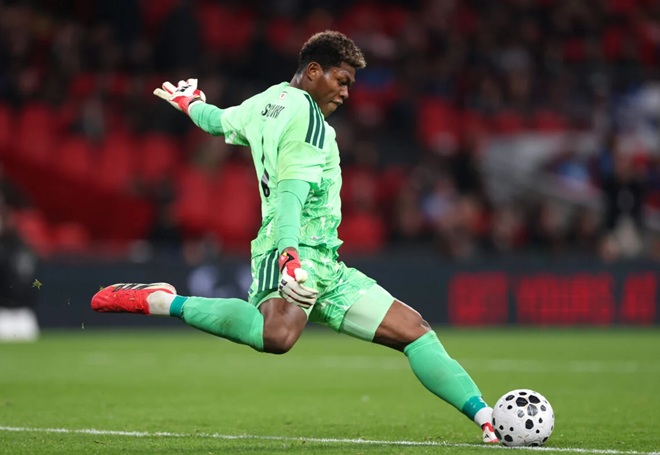 Suzuki vừa ghi điểm trong trận gặp Anh.