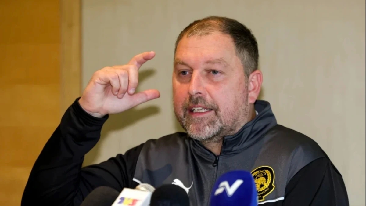HLV Malaysia Peter Cklamovski ph&aacute;t biểu đầy tranh c&atilde;i.