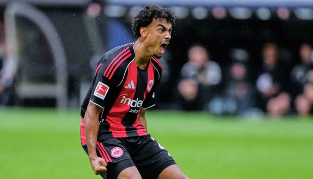 Arsenal gia nhập cuộc đua gi&agrave;nh Nathaniel Brown.