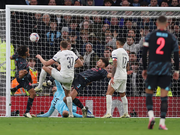 Dias được cho rằng đ&atilde; cản trở thủ m&ocirc;n trong t&igrave;nh huống Ake ghi b&agrave;n.