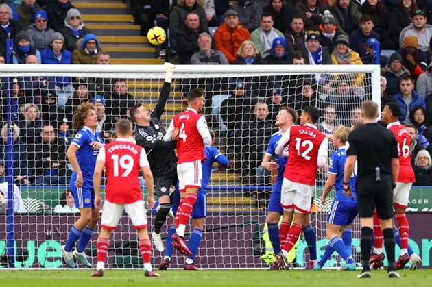 Trọng t&agrave;i nhận định White cản trở thủ m&ocirc;n n&ecirc;n b&agrave;n thắng của Arsenal kh&ocirc;ng được c&ocirc;ng nhận.