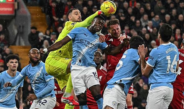 Thủ m&ocirc;n kh&ocirc;ng phải l&uacute;c n&agrave;o cũng c&oacute; lợi thế trong c&aacute;c pha tranh chấp b&oacute;ng.