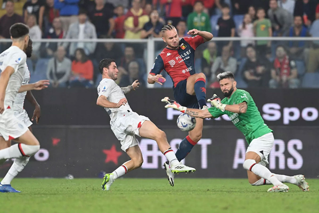 Rất nhiều pha b&oacute;ng g&acirc;y tranh c&atilde;i đ&atilde; xảy ra giữa thủ m&ocirc;n v&agrave; cầu thủ đối phương.