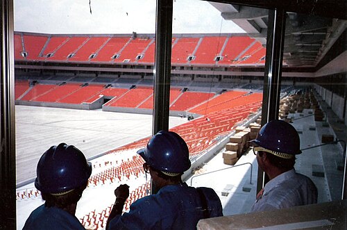 Quá trình thi công mặt bằng sân vận động Joe Robbie vào năm 1987.