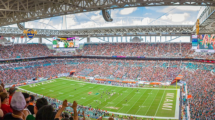 Không khí cuồng nhiệt trên sân Hard Rock.