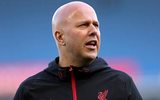 Arne Slot đối mặt áp lực khủng khiếp tại Liverpool.