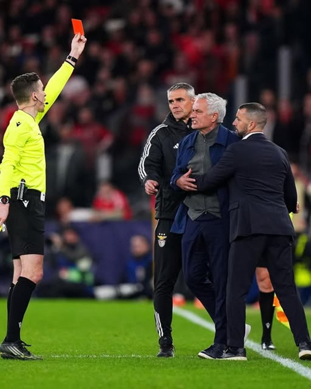 H&igrave;nh ảnh HLV Jose Mourinho lao ra khỏi khu vực kỹ thuật v&agrave; lĩnh &aacute;n phạt đ&atilde; kh&ocirc;ng c&ograve;n qu&aacute; lạ lẫm.