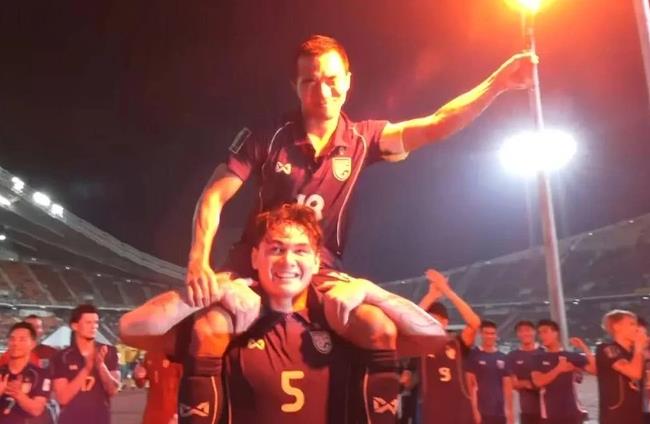 Chanathip đốt ph&aacute;o s&aacute;ng ăn mừng sau khi 