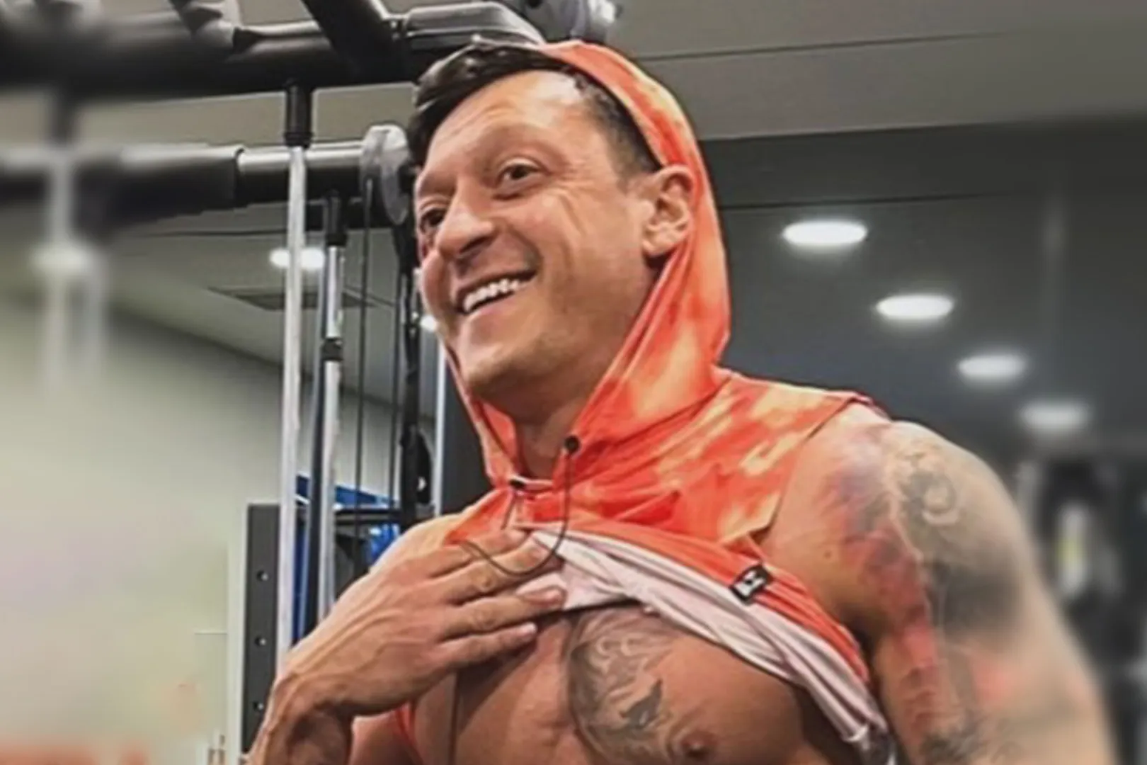 Ozil g&acirc;y sốc với body ho&agrave;n to&agrave;n mới.