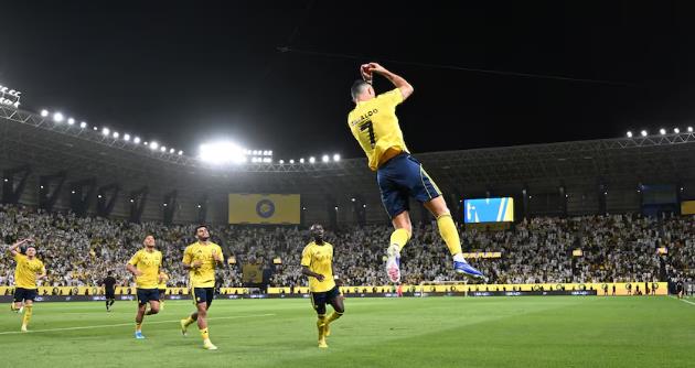 Ronaldo trở lại ấn tượng với cú đúp.