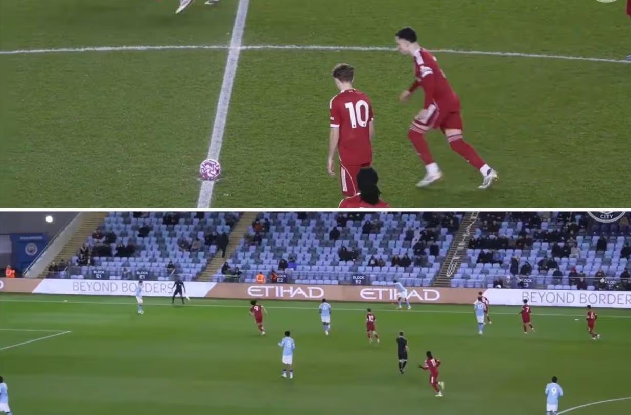 Ngay từ khi giao bóng, U21 Liverpool đã thực hiện một cú đá dài có chủ đích ra biên.