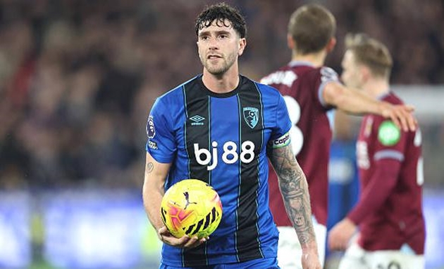 Marcos Senesi nằm trong tầm ngắm của Liverpool.