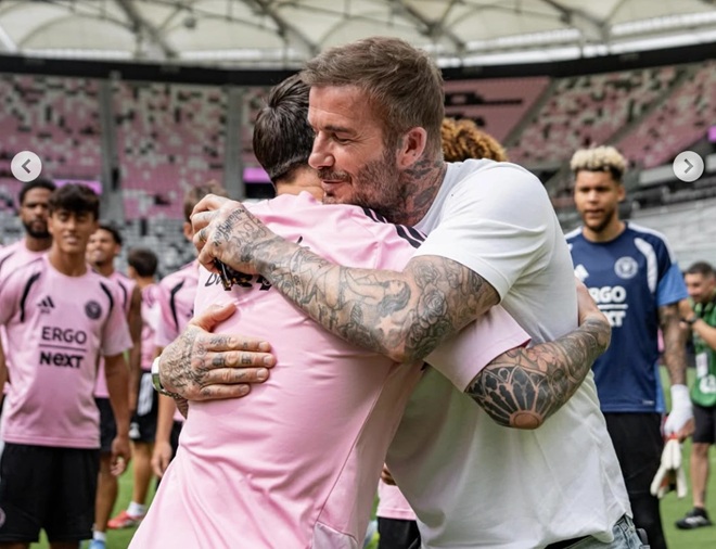 Beckham v&agrave; Messi ở s&acirc;n vận động mới.