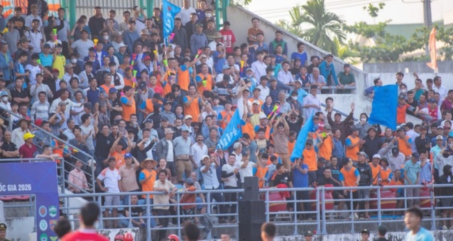 Kh&aacute;n giả đến cổ vũ cho Quảng Ng&atilde;i,