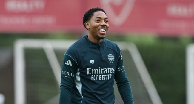 Myles Lewis-Skelly trong m&agrave;u &aacute;o Arsenal.