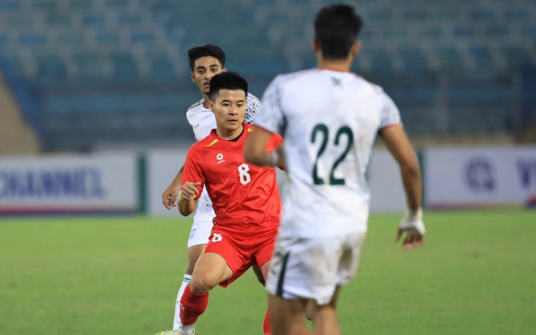 L&ecirc; Phạm Th&agrave;nh Long trong m&agrave;u &aacute;o tuyển Việt Nam.