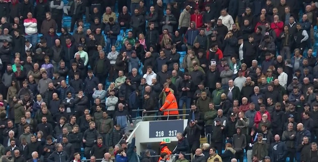 Ảnh bài viết CĐV Liverpool lũ lượt bỏ về sau loạt bàn thua trước Man City