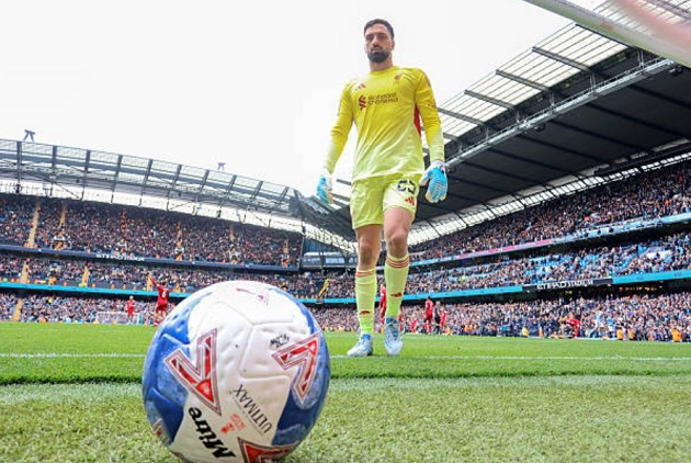 Giorgi Mamardashvili - 5.7: Thủ thành này bất lực trước 4 bàn thua của đội nhà. Điểm sáng duy nhất là đường chuyền dài tạo cơ hội ngon ăn cho Salah ở đầu trận đấu.

Joe Gomez - 6.0: Có một ngày thi đấu vất vả khi liên tục bị Jeremy Doku hành hạ bằng tốc độ. Gomez hoàn toàn thất thế trong các cuộc đối đầu tay đôi.

Ibrahima Konate - 5.8: Mắc sai lầm nghiêm trọng khi bỏ quên Haaland trong bàn thua thứ hai. Một màn trình diễn thiếu tập trung và đáng thất vọng của trung vệ người Pháp.

Virgil van Dijk - 5.4: Người trực tiếp phạm lỗi dẫn đến penalty. Đội trưởng Liverpool mất bình tĩnh, liên tục quát tháo đồng đội và hoàn toàn bất lực trước City.

Milos Kerkez - 6.1: Chơi đầy nỗ lực trong hiệp một nhưng dần đuối sức. Anh không thể ngăn chặn các tình huống phối hợp dẫn đến bàn thắng thứ hai của Man City.

Ryan Gravenberch - 6.6: Thi đấu mờ nhạt ở vai trò mỏ neo. Gravenberch tỏ ra lúng túng khi kiểm soát bóng và không thể giúp Liverpool thoát khỏi áp lực từ đối thủ.

Curtis Jones - 6.6: Hoạt động năng nổ nhưng thiếu hiệu quả. Sai lầm trong việc phá bóng của Jones đã gián tiếp dẫn đến bàn thua, khiến hàng tiền vệ mất đi thế trận.

Mohamed Salah - 6.0: Khởi đầu "tour diễn chia tay" thảm họa bằng việc bỏ lỡ các cơ hội ngon ăn và sút hỏng phạt đền. Một ngày thi đấu vô duyên của ngôi sao Ai Cập.

Dominik Szoboszlai - 7.2: Dù nhận điểm số cao nhất đội nhưng tầm ảnh hưởng của anh rất hạn chế. Szoboszlai gần như "mất tích" và không tạo ra được đột biến nào đáng kể.

Florian Wirtz - 6.9: Thi đấu xông xáo và gây ra nhiều khó khăn cho Man City trong 30 phút đầu. Tuy nhiên, anh hoàn toàn biến mất kể từ khi Liverpool bị dẫn bàn.

Hugo Ekitike - 7.2: Cầu thủ chơi sáng nhất bên phía Liverpool với những pha di chuyển thông minh. Anh là người mang về quả phạt đền nhưng các đồng đội đã lãng phí.