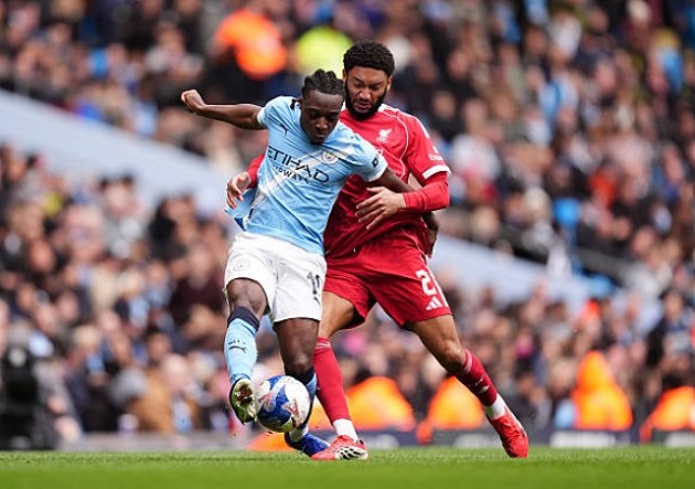 Joe Gomez - 6.0: Có một ngày thi đấu vất vả khi liên tục bị Jeremy Doku hành hạ bằng tốc độ. Gomez hoàn toàn thất thế trong các cuộc đối đầu tay đôi.

Ibrahima Konate - 5.8: Mắc sai lầm nghiêm trọng khi bỏ quên Haaland trong bàn thua thứ hai. Một màn trình diễn thiếu tập trung và đáng thất vọng của trung vệ người Pháp.

Virgil van Dijk - 5.4: Người trực tiếp phạm lỗi dẫn đến penalty. Đội trưởng Liverpool mất bình tĩnh, liên tục quát tháo đồng đội và hoàn toàn bất lực trước City.

Milos Kerkez - 6.1: Chơi đầy nỗ lực trong hiệp một nhưng dần đuối sức. Anh không thể ngăn chặn các tình huống phối hợp dẫn đến bàn thắng thứ hai của Man City.

Ryan Gravenberch - 6.6: Thi đấu mờ nhạt ở vai trò mỏ neo. Gravenberch tỏ ra lúng túng khi kiểm soát bóng và không thể giúp Liverpool thoát khỏi áp lực từ đối thủ.

Curtis Jones - 6.6: Hoạt động năng nổ nhưng thiếu hiệu quả. Sai lầm trong việc phá bóng của Jones đã gián tiếp dẫn đến bàn thua, khiến hàng tiền vệ mất đi thế trận.

Mohamed Salah - 6.0: Khởi đầu "tour diễn chia tay" thảm họa bằng việc bỏ lỡ các cơ hội ngon ăn và sút hỏng phạt đền. Một ngày thi đấu vô duyên của ngôi sao Ai Cập.

Dominik Szoboszlai - 7.2: Dù nhận điểm số cao nhất đội nhưng tầm ảnh hưởng của anh rất hạn chế. Szoboszlai gần như "mất tích" và không tạo ra được đột biến nào đáng kể.

Florian Wirtz - 6.9: Thi đấu xông xáo và gây ra nhiều khó khăn cho Man City trong 30 phút đầu. Tuy nhiên, anh hoàn toàn biến mất kể từ khi Liverpool bị dẫn bàn.

Hugo Ekitike - 7.2: Cầu thủ chơi sáng nhất bên phía Liverpool với những pha di chuyển thông minh. Anh là người mang về quả phạt đền nhưng các đồng đội đã lãng phí.