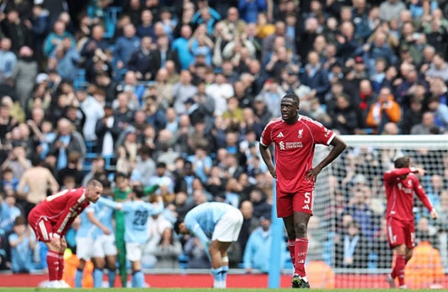 Ibrahima Konate - 5.8: Mắc sai lầm nghiêm trọng khi bỏ quên Haaland trong bàn thua thứ hai. Một màn trình diễn thiếu tập trung và đáng thất vọng của trung vệ người Pháp.

Virgil van Dijk - 5.4: Người trực tiếp phạm lỗi dẫn đến penalty. Đội trưởng Liverpool mất bình tĩnh, liên tục quát tháo đồng đội và hoàn toàn bất lực trước City.

Milos Kerkez - 6.1: Chơi đầy nỗ lực trong hiệp một nhưng dần đuối sức. Anh không thể ngăn chặn các tình huống phối hợp dẫn đến bàn thắng thứ hai của Man City.

Ryan Gravenberch - 6.6: Thi đấu mờ nhạt ở vai trò mỏ neo. Gravenberch tỏ ra lúng túng khi kiểm soát bóng và không thể giúp Liverpool thoát khỏi áp lực từ đối thủ.

Curtis Jones - 6.6: Hoạt động năng nổ nhưng thiếu hiệu quả. Sai lầm trong việc phá bóng của Jones đã gián tiếp dẫn đến bàn thua, khiến hàng tiền vệ mất đi thế trận.

Mohamed Salah - 6.0: Khởi đầu "tour diễn chia tay" thảm họa bằng việc bỏ lỡ các cơ hội ngon ăn và sút hỏng phạt đền. Một ngày thi đấu vô duyên của ngôi sao Ai Cập.

Dominik Szoboszlai - 7.2: Dù nhận điểm số cao nhất đội nhưng tầm ảnh hưởng của anh rất hạn chế. Szoboszlai gần như "mất tích" và không tạo ra được đột biến nào đáng kể.

Florian Wirtz - 6.9: Thi đấu xông xáo và gây ra nhiều khó khăn cho Man City trong 30 phút đầu. Tuy nhiên, anh hoàn toàn biến mất kể từ khi Liverpool bị dẫn bàn.

Hugo Ekitike - 7.2: Cầu thủ chơi sáng nhất bên phía Liverpool với những pha di chuyển thông minh. Anh là người mang về quả phạt đền nhưng các đồng đội đã lãng phí.