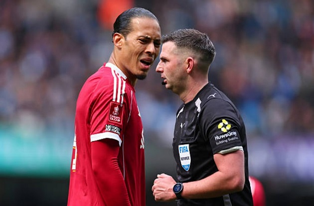 Virgil van Dijk - 5.4: Người trực tiếp phạm lỗi dẫn đến penalty. Đội trưởng Liverpool mất bình tĩnh, liên tục quát tháo đồng đội và hoàn toàn bất lực trước City.

Milos Kerkez - 6.1: Chơi đầy nỗ lực trong hiệp một nhưng dần đuối sức. Anh không thể ngăn chặn các tình huống phối hợp dẫn đến bàn thắng thứ hai của Man City.

Ryan Gravenberch - 6.6: Thi đấu mờ nhạt ở vai trò mỏ neo. Gravenberch tỏ ra lúng túng khi kiểm soát bóng và không thể giúp Liverpool thoát khỏi áp lực từ đối thủ.

Curtis Jones - 6.6: Hoạt động năng nổ nhưng thiếu hiệu quả. Sai lầm trong việc phá bóng của Jones đã gián tiếp dẫn đến bàn thua, khiến hàng tiền vệ mất đi thế trận.

Mohamed Salah - 6.0: Khởi đầu "tour diễn chia tay" thảm họa bằng việc bỏ lỡ các cơ hội ngon ăn và sút hỏng phạt đền. Một ngày thi đấu vô duyên của ngôi sao Ai Cập.

Dominik Szoboszlai - 7.2: Dù nhận điểm số cao nhất đội nhưng tầm ảnh hưởng của anh rất hạn chế. Szoboszlai gần như "mất tích" và không tạo ra được đột biến nào đáng kể.

Florian Wirtz - 6.9: Thi đấu xông xáo và gây ra nhiều khó khăn cho Man City trong 30 phút đầu. Tuy nhiên, anh hoàn toàn biến mất kể từ khi Liverpool bị dẫn bàn.

Hugo Ekitike - 7.2: Cầu thủ chơi sáng nhất bên phía Liverpool với những pha di chuyển thông minh. Anh là người mang về quả phạt đền nhưng các đồng đội đã lãng phí.