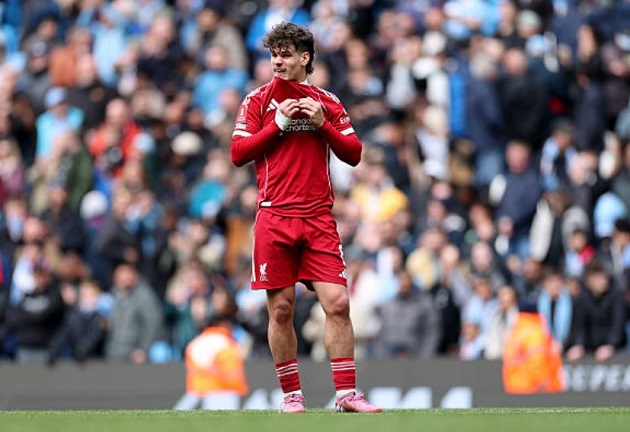 Milos Kerkez - 6.1: Chơi đầy nỗ lực trong hiệp một nhưng dần đuối sức. Anh không thể ngăn chặn các tình huống phối hợp dẫn đến bàn thắng thứ hai của Man City.

Ryan Gravenberch - 6.6: Thi đấu mờ nhạt ở vai trò mỏ neo. Gravenberch tỏ ra lúng túng khi kiểm soát bóng và không thể giúp Liverpool thoát khỏi áp lực từ đối thủ.

Curtis Jones - 6.6: Hoạt động năng nổ nhưng thiếu hiệu quả. Sai lầm trong việc phá bóng của Jones đã gián tiếp dẫn đến bàn thua, khiến hàng tiền vệ mất đi thế trận.

Mohamed Salah - 6.0: Khởi đầu "tour diễn chia tay" thảm họa bằng việc bỏ lỡ các cơ hội ngon ăn và sút hỏng phạt đền. Một ngày thi đấu vô duyên của ngôi sao Ai Cập.

Dominik Szoboszlai - 7.2: Dù nhận điểm số cao nhất đội nhưng tầm ảnh hưởng của anh rất hạn chế. Szoboszlai gần như "mất tích" và không tạo ra được đột biến nào đáng kể.

Florian Wirtz - 6.9: Thi đấu xông xáo và gây ra nhiều khó khăn cho Man City trong 30 phút đầu. Tuy nhiên, anh hoàn toàn biến mất kể từ khi Liverpool bị dẫn bàn.

Hugo Ekitike - 7.2: Cầu thủ chơi sáng nhất bên phía Liverpool với những pha di chuyển thông minh. Anh là người mang về quả phạt đền nhưng các đồng đội đã lãng phí.