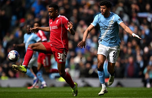 Ryan Gravenberch - 6.6: Thi đấu mờ nhạt ở vai trò mỏ neo. Gravenberch tỏ ra lúng túng khi kiểm soát bóng và không thể giúp Liverpool thoát khỏi áp lực từ đối thủ.

Curtis Jones - 6.6: Hoạt động năng nổ nhưng thiếu hiệu quả. Sai lầm trong việc phá bóng của Jones đã gián tiếp dẫn đến bàn thua, khiến hàng tiền vệ mất đi thế trận.

Mohamed Salah - 6.0: Khởi đầu "tour diễn chia tay" thảm họa bằng việc bỏ lỡ các cơ hội ngon ăn và sút hỏng phạt đền. Một ngày thi đấu vô duyên của ngôi sao Ai Cập.

Dominik Szoboszlai - 7.2: Dù nhận điểm số cao nhất đội nhưng tầm ảnh hưởng của anh rất hạn chế. Szoboszlai gần như "mất tích" và không tạo ra được đột biến nào đáng kể.

Florian Wirtz - 6.9: Thi đấu xông xáo và gây ra nhiều khó khăn cho Man City trong 30 phút đầu. Tuy nhiên, anh hoàn toàn biến mất kể từ khi Liverpool bị dẫn bàn.

Hugo Ekitike - 7.2: Cầu thủ chơi sáng nhất bên phía Liverpool với những pha di chuyển thông minh. Anh là người mang về quả phạt đền nhưng các đồng đội đã lãng phí.