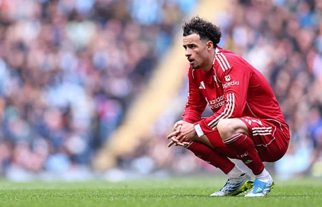 Curtis Jones - 6.6: Hoạt động năng nổ nhưng thiếu hiệu quả. Sai lầm trong việc phá bóng của Jones đã gián tiếp dẫn đến bàn thua, khiến hàng tiền vệ mất đi thế trận.

Mohamed Salah - 6.0: Khởi đầu "tour diễn chia tay" thảm họa bằng việc bỏ lỡ các cơ hội ngon ăn và sút hỏng phạt đền. Một ngày thi đấu vô duyên của ngôi sao Ai Cập.

Dominik Szoboszlai - 7.2: Dù nhận điểm số cao nhất đội nhưng tầm ảnh hưởng của anh rất hạn chế. Szoboszlai gần như "mất tích" và không tạo ra được đột biến nào đáng kể.

Florian Wirtz - 6.9: Thi đấu xông xáo và gây ra nhiều khó khăn cho Man City trong 30 phút đầu. Tuy nhiên, anh hoàn toàn biến mất kể từ khi Liverpool bị dẫn bàn.

Hugo Ekitike - 7.2: Cầu thủ chơi sáng nhất bên phía Liverpool với những pha di chuyển thông minh. Anh là người mang về quả phạt đền nhưng các đồng đội đã lãng phí.