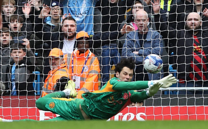 Thủ môn: James Trafford (8/10). Dù không phải làm việc quá nhiều trong hiệp thi đấu đầu tiên, Trafford vẫn duy trì được sự tập trung cao độ. Anh có pha phản xạ xuất thần để từ chối Salah ở đầu hiệp hai trước khi trực tiếp đánh bại tiền đạo người Ai Cập trên chấm phạt đền, bảo toàn mành lưới cho đội nhà.

Hậu vệ trái: Nico O'Reilly (7/10). Một màn trình diễn ấn tượng của cầu thủ trẻ khi được xếp đá chính. O'Reilly là người mang về quả phạt đền mở tỉ số, đồng thời trực tiếp đóng góp một đường kiến tạo cho Haaland hoàn tất cú hat-trick, thể hiện khả năng hỗ trợ tấn công tuyệt vời.

Trung vệ: Marc Guehi (6/10). Khởi đầu có phần lúng túng với một pha phá bóng lỗi đưa bóng thẳng đến chân đối thủ. Tuy nhiên, Guehi đã nhanh chóng lấy lại sự tự tin và chơi ổn định hơn trong phần còn lại của trận đấu, ngăn chặn hiệu quả các đợt lên bóng của Liverpool.

Trung vệ: Abdukodir Khusanov (8/10). Trung vệ trẻ này tiếp tục chứng minh tại sao anh trở thành thần tượng mới tại Etihad. Khusanov sở hữu tốc độ đáng kinh ngạc trong các pha bọc lót và đã hoàn toàn khóa chặt Mohamed Salah bằng lối đá áp sát vô cùng khó chịu.

Hậu vệ phải: Matheus Nunes (6/10). Nunes chơi tròn vai ở hành lang cánh phải và là người khơi mào cho tình huống dẫn đến bàn thắng thứ hai đầy ngẫu hứng. Dù phạm lỗi dẫn đến quả phạt đền ở hiệp hai nhưng sai lầm này không làm lu mờ màn trình diễn tổng thể của anh.

Tiền vệ trung tâm: Bernardo Silva (7/10). Silva mang đến một bài giảng về khả năng điều tiết và kiểm soát không gian. Những đường chuyền của anh luôn đạt độ chính xác cao, giúp Man City làm chủ hoàn toàn khu trung tuyến dù anh phải nhận một thẻ vàng vì lỗi phản ứng.

Tiền vệ trung tâm: Rodri (6/10). Đây không phải là ngày thi đấu tốt nhất của tiền vệ người Tây Ban Nha. Rodri có nhiều pha xử lý hỏng và suýt chút nữa đã tạo cơ hội cho đối thủ ghi bàn. Anh phải nhận thẻ vàng và bị thay ra sớm sau một màn trình diễn dưới sức.

Tiền đạo cánh trái: Jeremy Doku (6/10). Doku là mắt xích mờ nhạt nhất trên hàng công bùng nổ của Man City. Các pha đi bóng sở trường của anh thường xuyên bị bắt bài và hầu hết những đợt tấn công nguy hiểm nhất của đội chủ nhà đều diễn ra ở cánh đối diện.

Tiền vệ tấn công: Rayan Cherki (8/10). Cherki thể hiện sự lắt léo và nhãn quan chiến thuật sắc sảo. Anh là người kiến tạo cho đồng đội ghi bàn và luôn khiến hàng thủ Liverpool phải đặt trong tình trạng báo động đỏ với những pha đột phá mang đậm tính đột biến.

Tiền đạo cánh phải: Antoine Semenyo (8/10). Một trận đấu chói sáng của Semenyo với một bàn thắng tinh tế và một đường kiến tạo dọn cỗ cho Haaland. Anh cho thấy sự hòa nhập tuyệt vời và sự tự tin cao độ trong sơ đồ chiến thuật của Pep Guardiola.

Tiền đạo cắm: Erling Haaland (9/10). Ngôi sao sáng nhất trận đấu với cú hat-trick đẳng cấp. Từ quả penalty quyết đoán đến những pha chọn vị trí thông minh, Haaland đơn giản là không thể ngăn cản, khẳng định vị thế tiền đạo hàng đầu thế giới hiện nay.